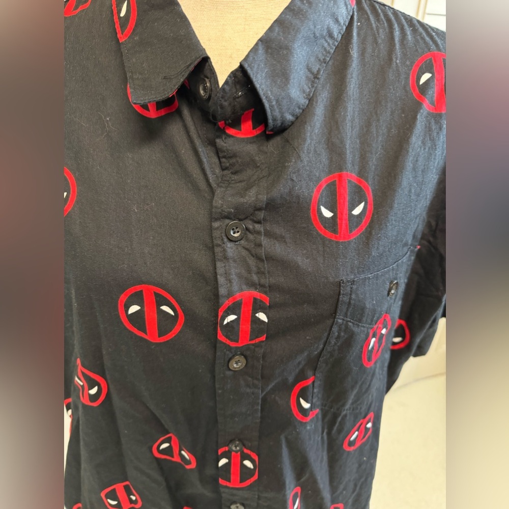 Men’s Extra Large Deadpool Button-Down Short Slee… - image 3